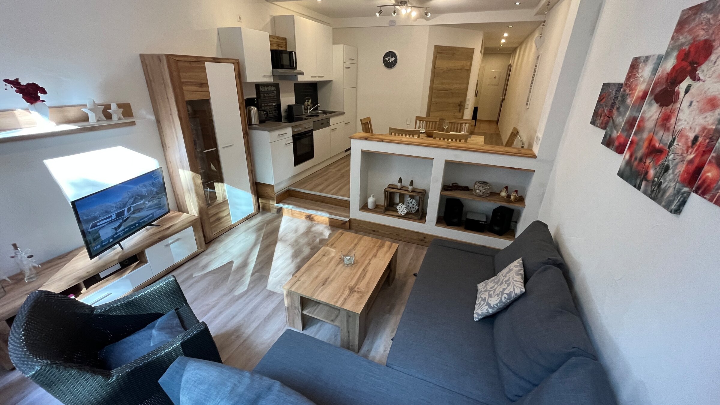 Helles Wohnzimmer mit offener Küche – 2-Zimmer Appartement zur Kurzzeitmiete, Wohnen auf Zeit 1 bis 6 Monate, Maria Alm