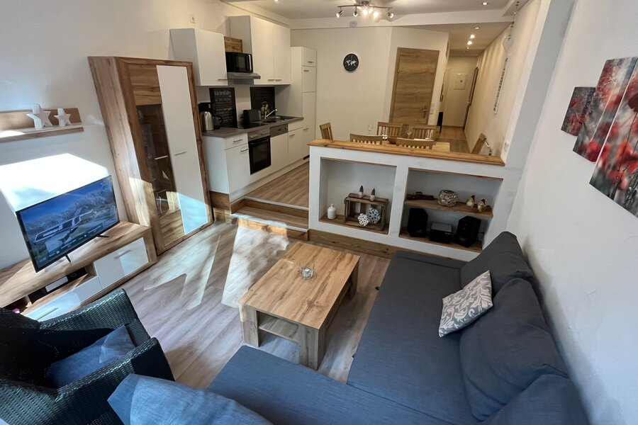 Helles Wohnzimmer mit offener Küche – 2-Zimmer Appartement zur Kurzzeitmiete, Wohnen auf Zeit 1 bis 6 Monate, Maria Alm