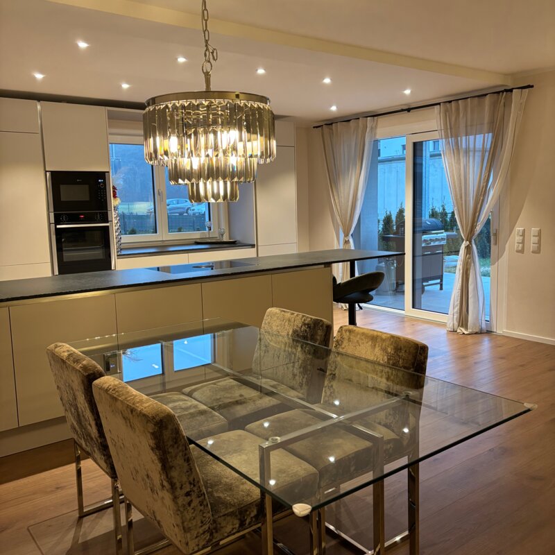 entspannt mit Gästen zu Abend essen