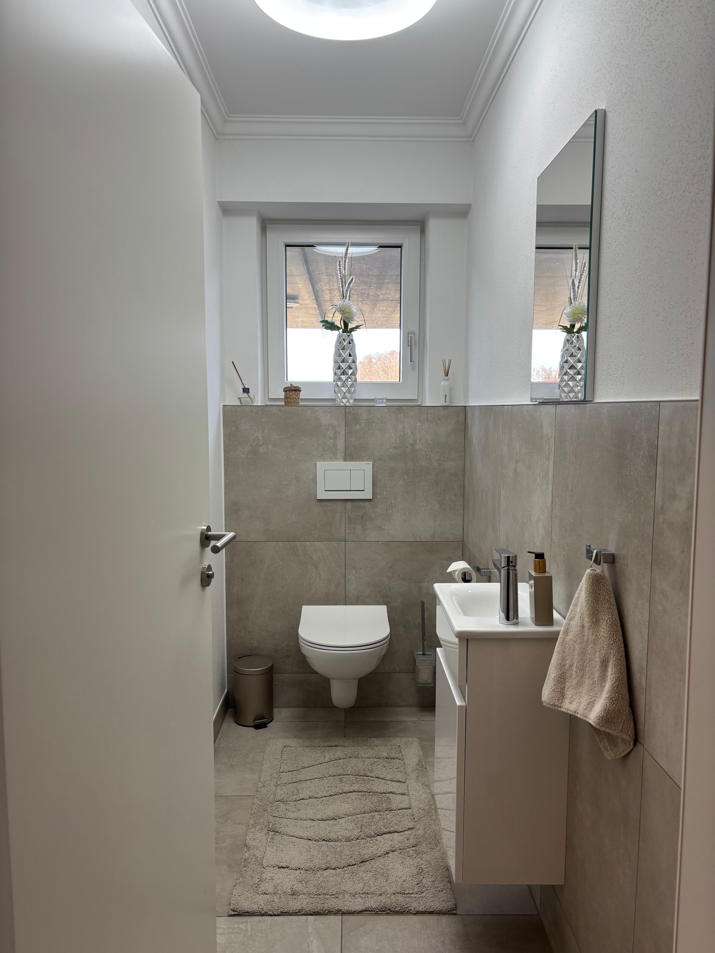 Toilette und Waschbecken