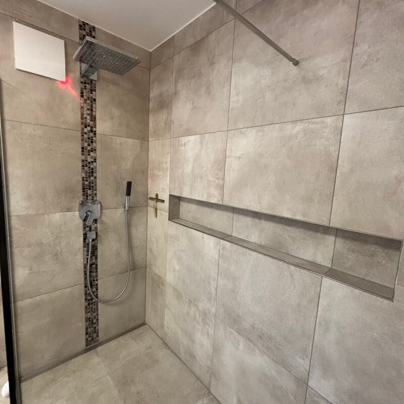 große ebene Dusche