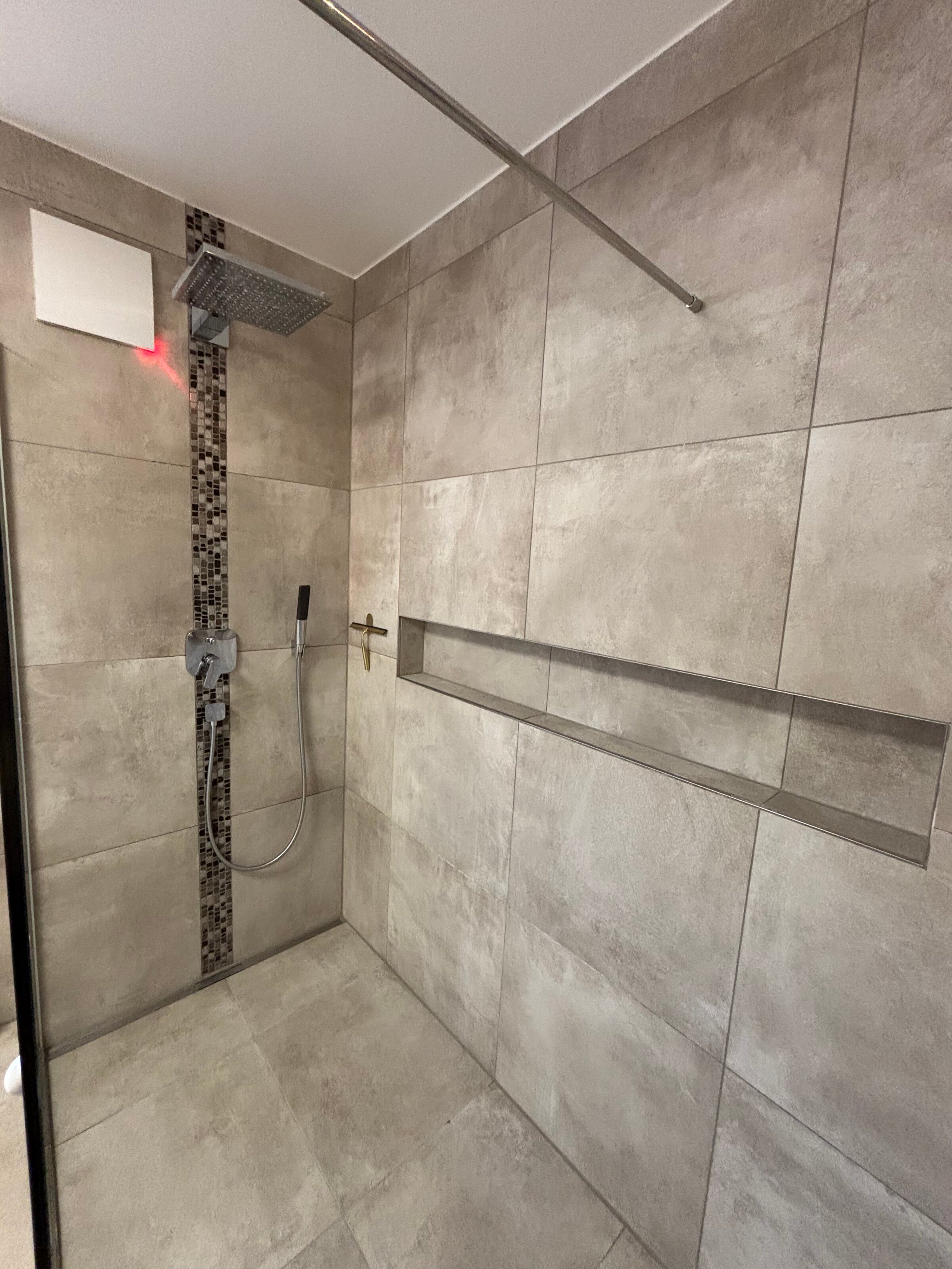 große ebene Dusche