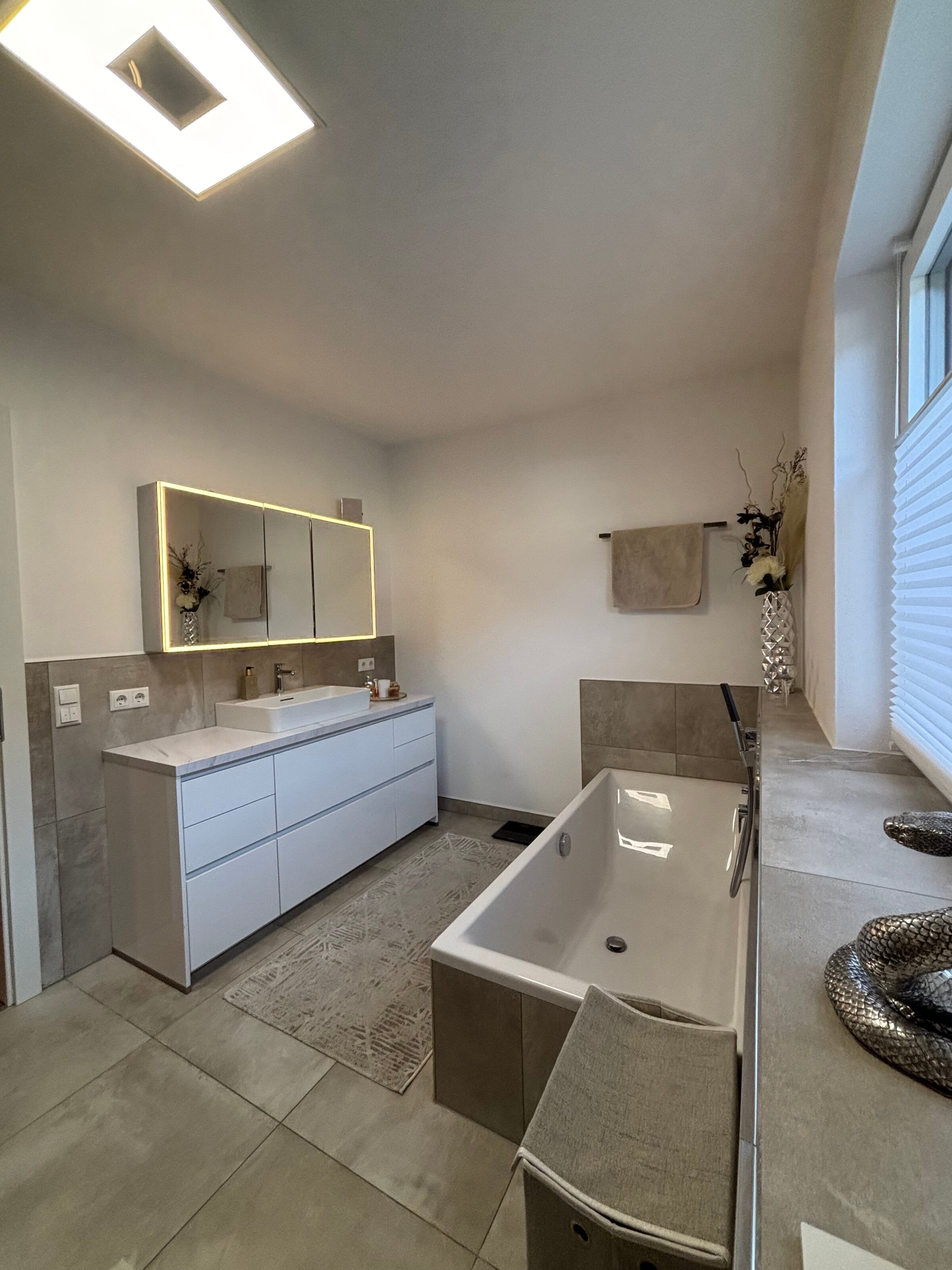 großes Badezimmer mit Wanne