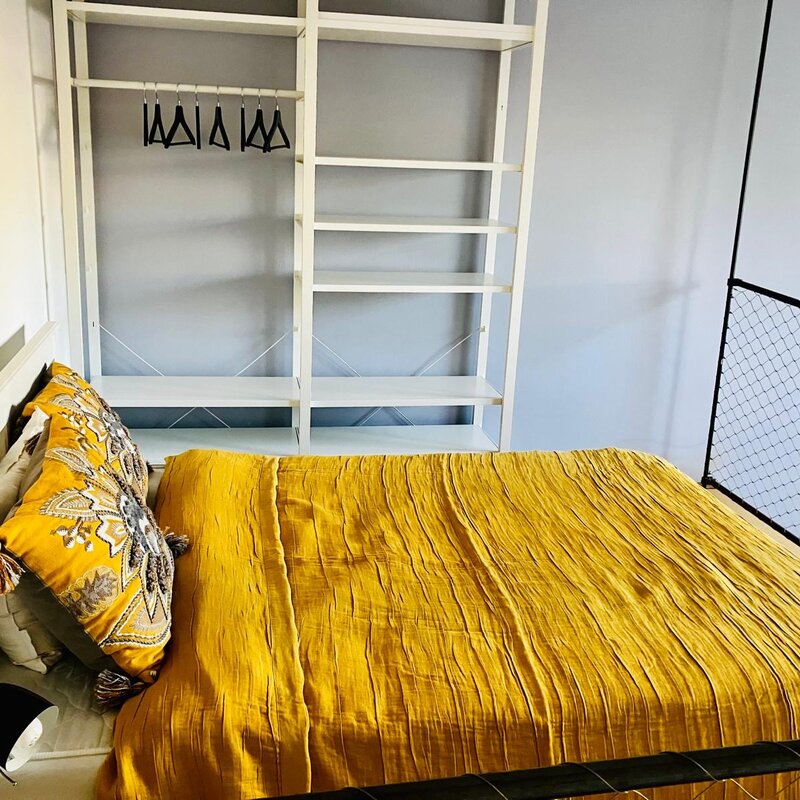 Bett und Kleiderorganisation