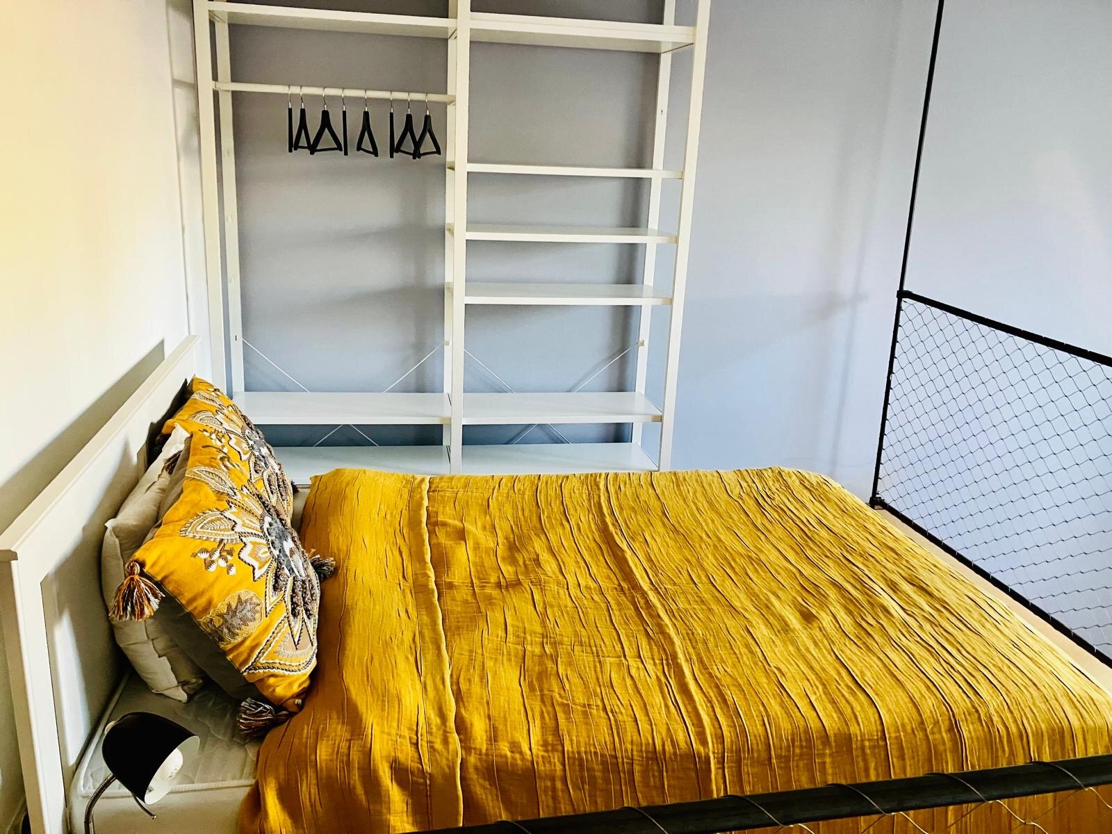 Bett und Kleiderorganisation