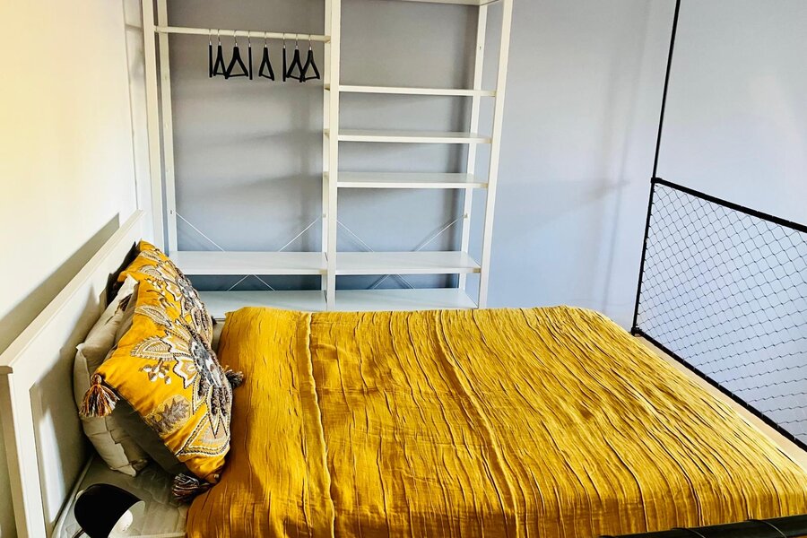 Bett und Kleiderorganisation