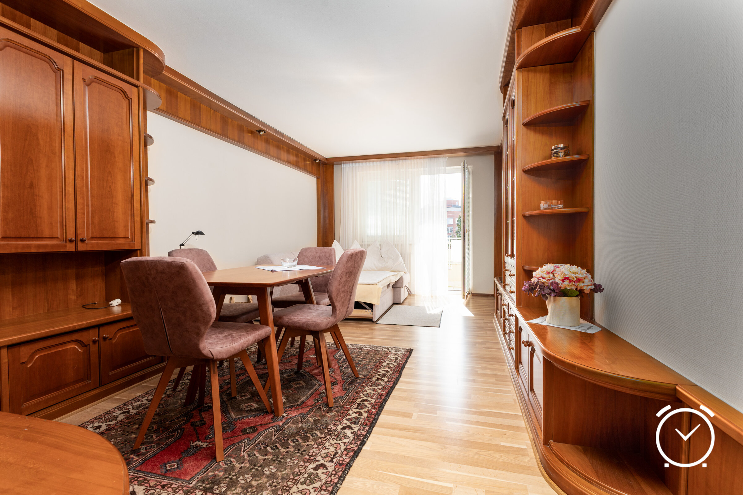Bright living room with dining table & built-in units – 2-room apartment, short-term rental Salzburg, temporary housing 1 to 6 months