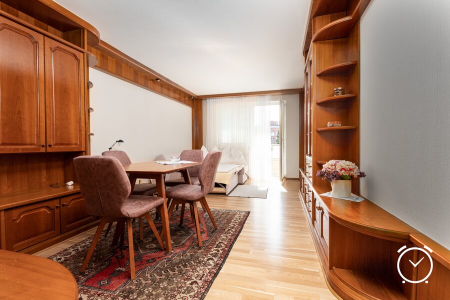 Bright living room with dining table & built-in units – 2-room apartment, short-term rental Salzburg, temporary housing 1 to 6 months