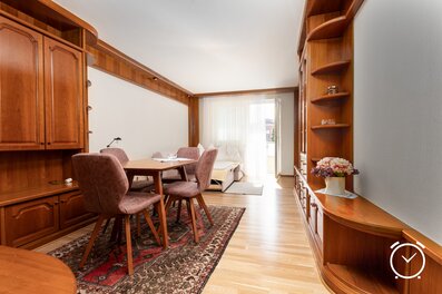 Bright living room with dining table & built-in units – 2-room apartment, short-term rental Salzburg, temporary housing 1 to 6 months