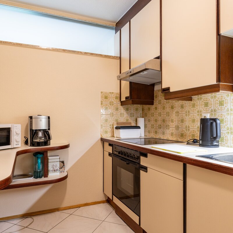 Cleverly designed kitchen with integrated microwave and coffee machine: ideal for a quick start to the day.