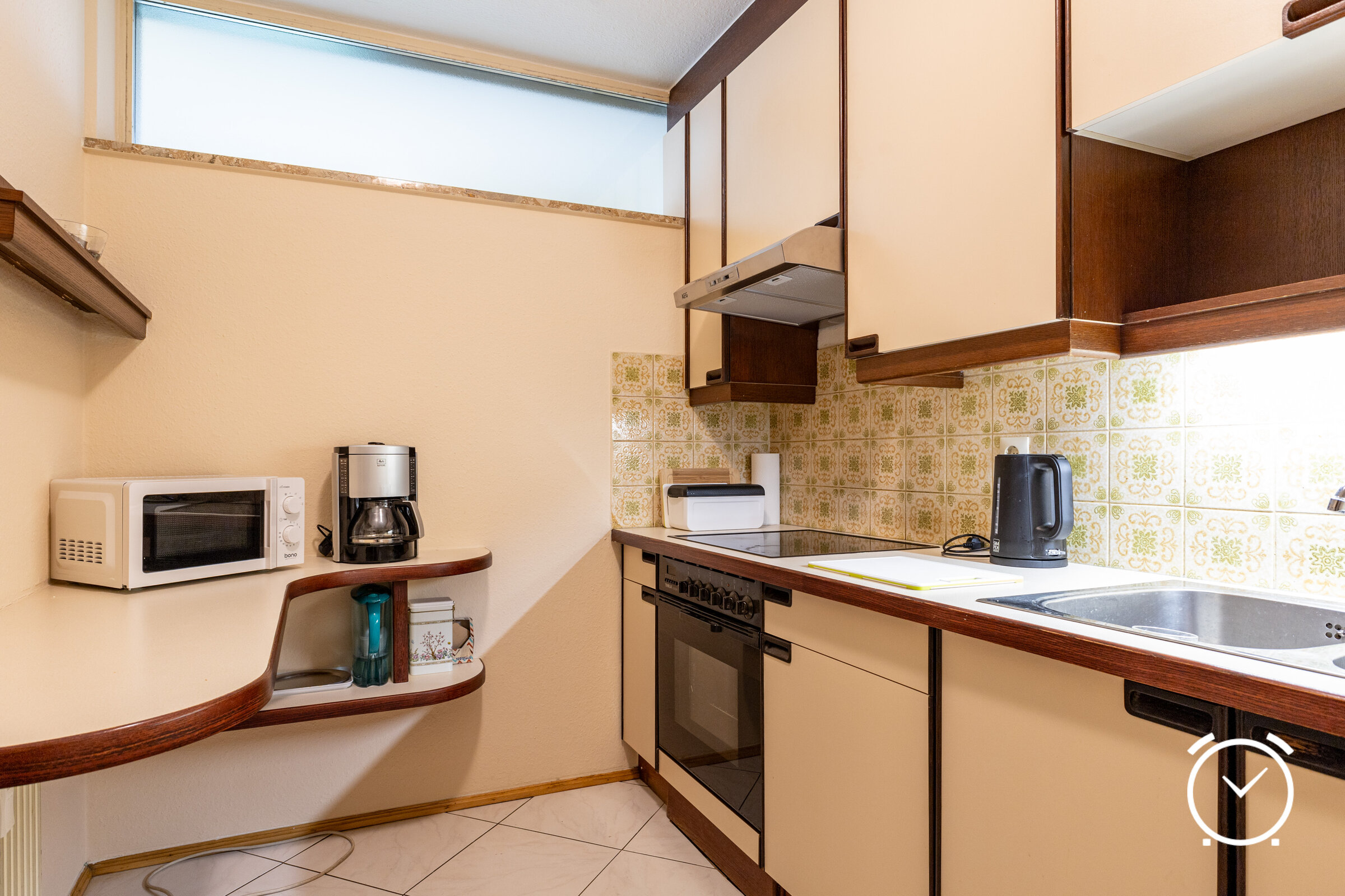 Cleverly designed kitchen with integrated microwave and coffee machine: ideal for a quick start to the day.