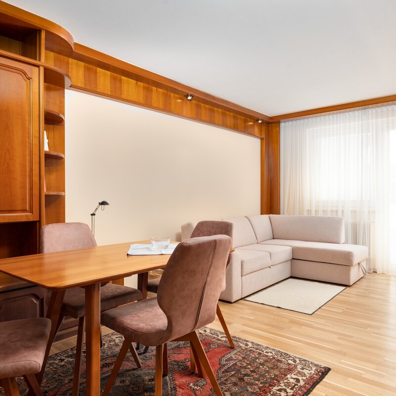 A cozy living area with a dining area is ideal for relaxing and convivial meals. The bright, friendly atmosphere invites you to feel at home.