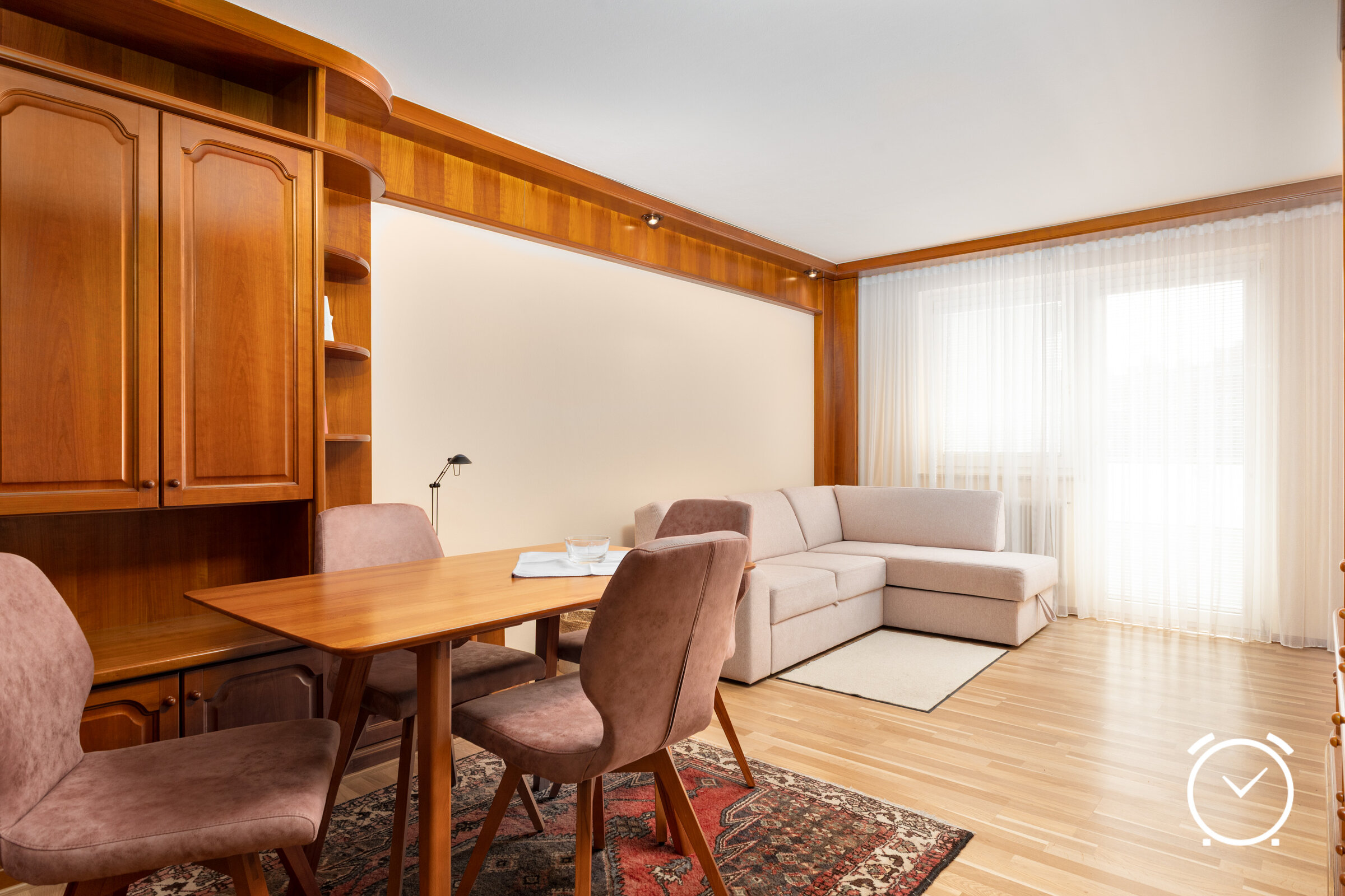 A cozy living area with a dining area is ideal for relaxing and convivial meals. The bright, friendly atmosphere invites you to feel at home.