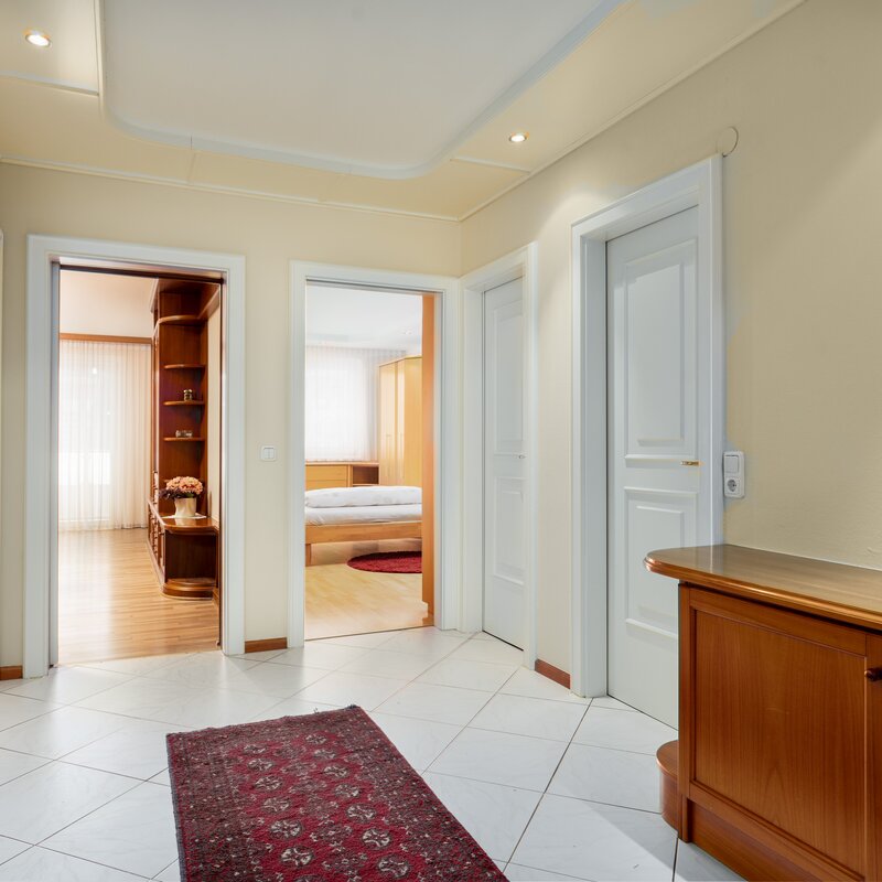 Bright entrance hall with connection to all rooms: The central point of the apartment, which combines comfort and functionality.