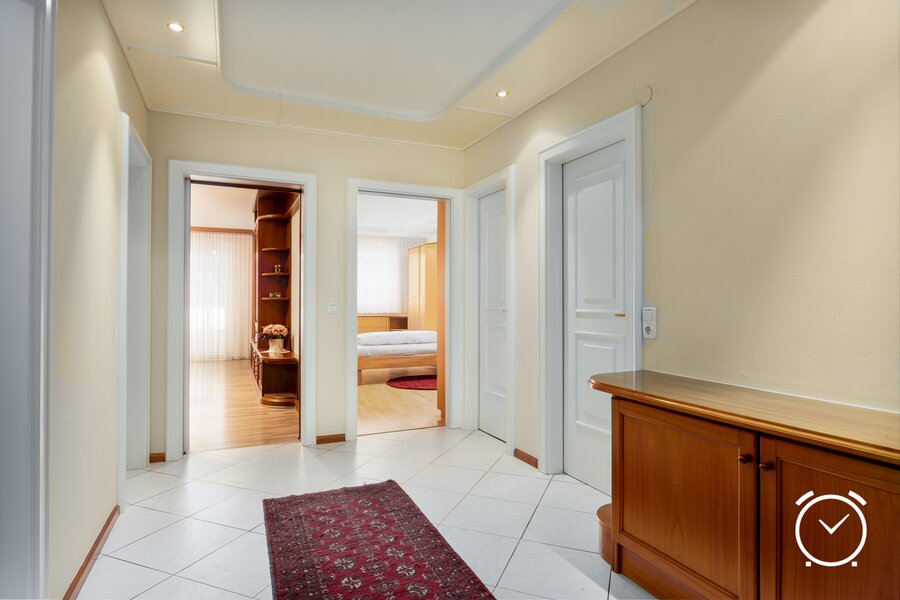Bright entrance hall with connection to all rooms: The central point of the apartment, which combines comfort and functionality.