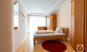 Helles Schlafzimmer mit viel Stauraum: Hier finden Sie Ruhe und Entspannung. Der große Kleiderschrank bietet ausreichend Platz für Ihre Kleidung.