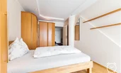 Helles Schlafzimmer mit ausreichend Stauraum: Hier finden Sie Ruhe und Entspannung. Der große Kleiderschrank bietet Platz für Ihre Garderobe.