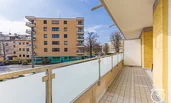Großzügiger Balkon mit viel Platz für Entspannung und Freizeit. Genießen Sie sonnige Stunden im Freien!