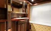 Funktionales Bad mit modernen Elementen. Die dunklen Holzdetails verleihen dem Raum eine elegante Note.
