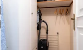 Nützlicher Abstellraum mit Fachboden und Kleiderstange. Ideal für die Aufbewahrung von Haushaltsgeräten und saisonaler Kleidung.