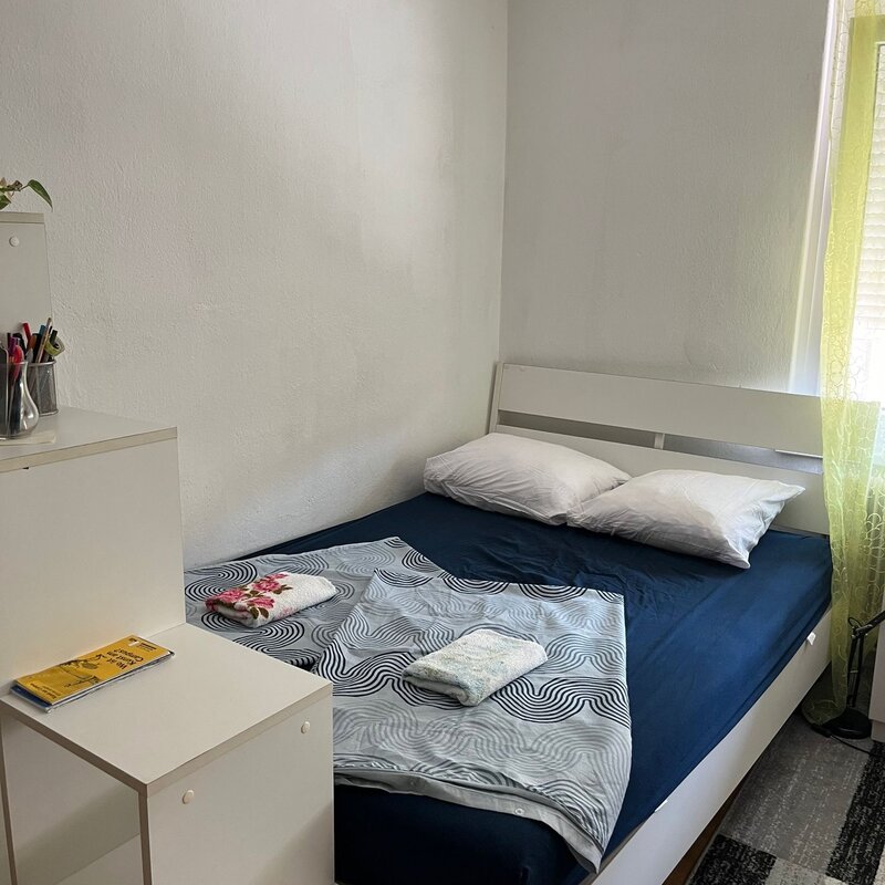 Möbliertes Schlafzimmer mit Doppelbett – 1-Zimmer Wohnung zur Kurzzeitmiete & Wohnen auf Zeit für 1 bis 6 Monate in Graz