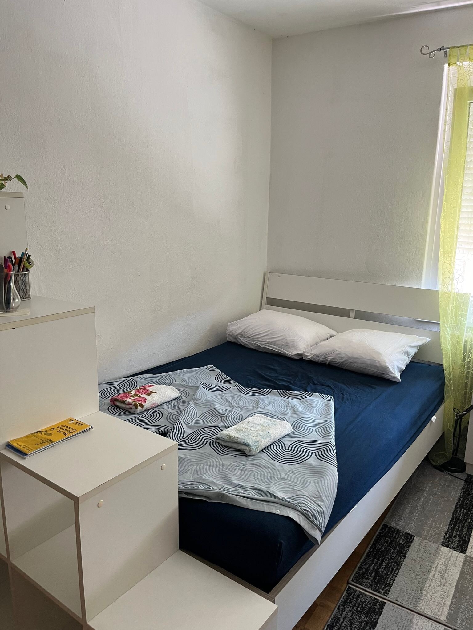 Möbliertes Schlafzimmer mit Doppelbett – 1-Zimmer Wohnung zur Kurzzeitmiete & Wohnen auf Zeit für 1 bis 6 Monate in Graz
