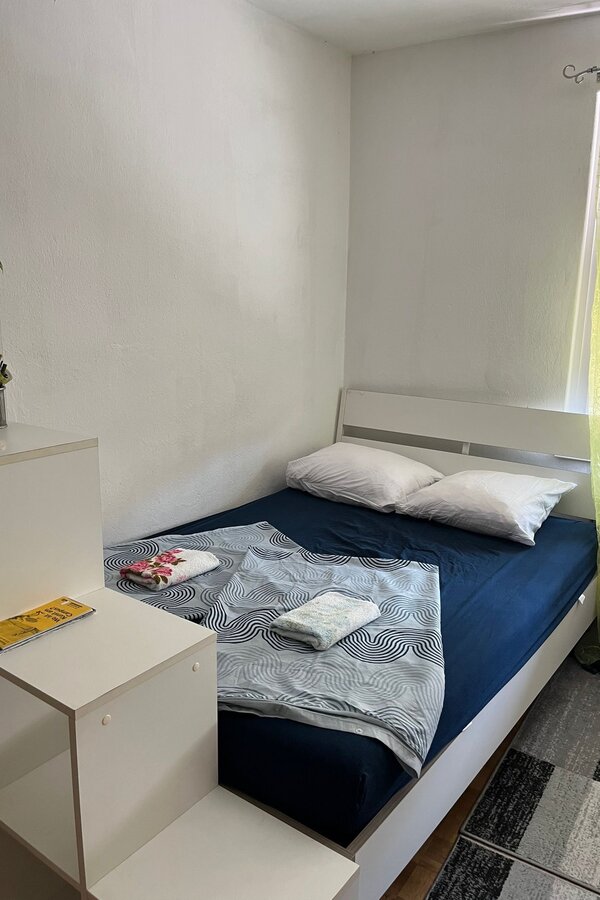 Möbliertes Schlafzimmer mit Doppelbett – 1-Zimmer Wohnung zur Kurzzeitmiete & Wohnen auf Zeit für 1 bis 6 Monate in Graz