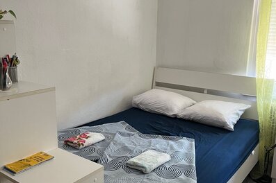 Möbliertes Schlafzimmer mit Doppelbett – 1-Zimmer Wohnung zur Kurzzeitmiete & Wohnen auf Zeit für 1 bis 6 Monate in Graz