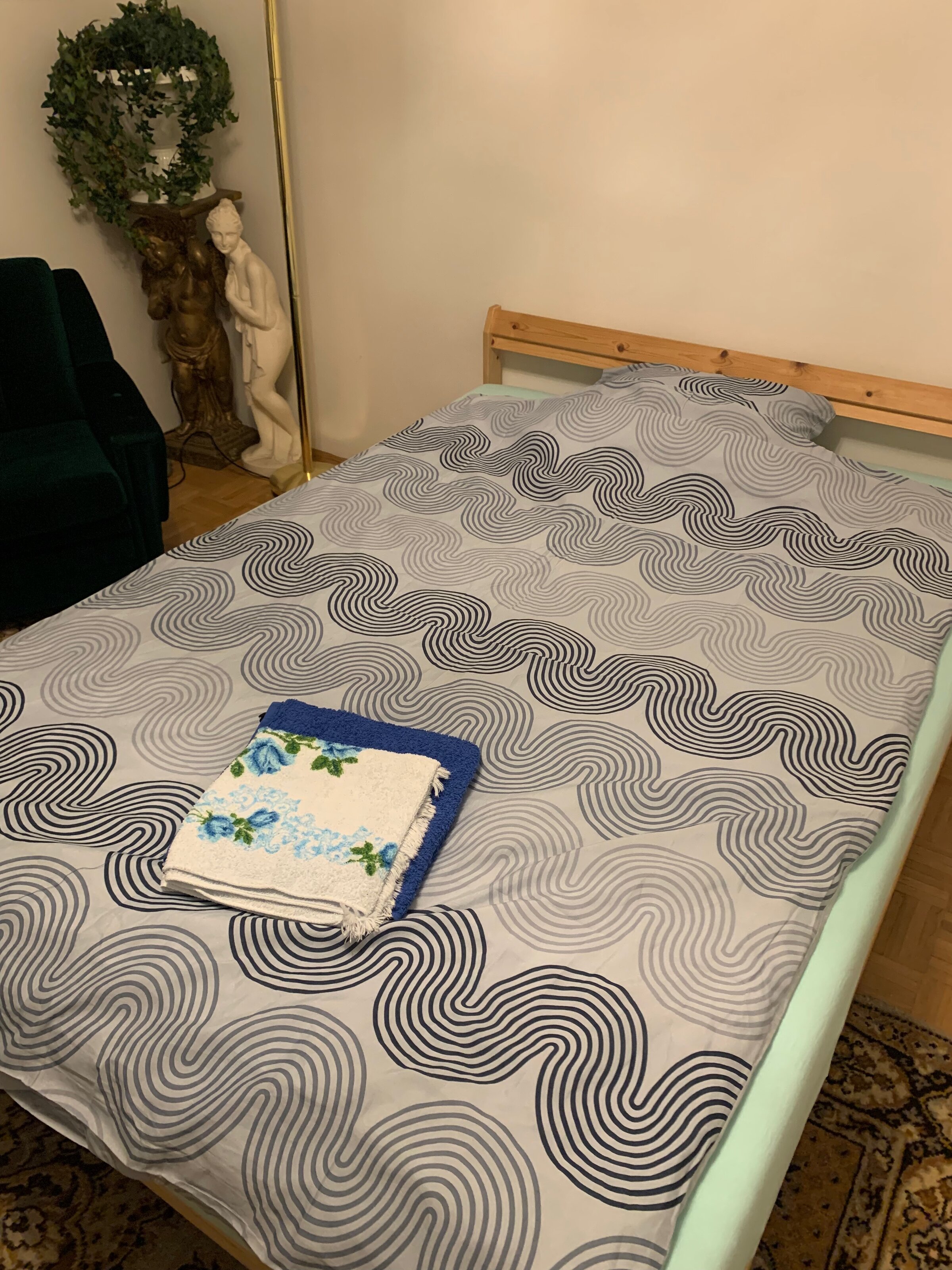 Furnished bedroom with double bed – 1-room apartment for short-term rental & temporary housing for 1 to 6 months in Graz