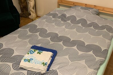 Furnished bedroom with double bed – 1-room apartment for short-term rental & temporary housing for 1 to 6 months in Graz