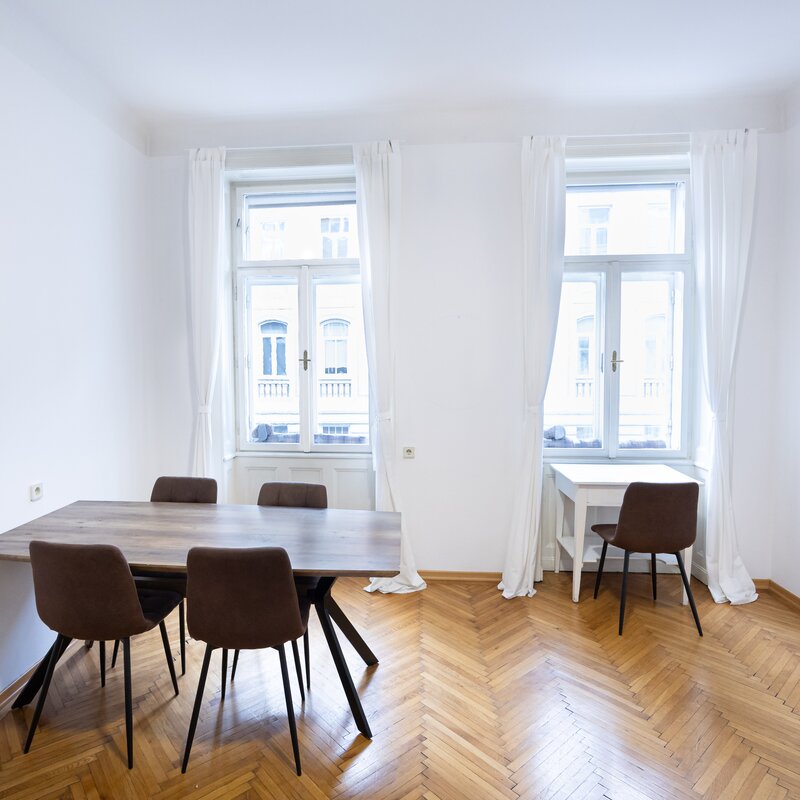 Bright dining room with parquet – 2-room apartment, short-term rental & temporary housing for 1 to 6 months in Vienna