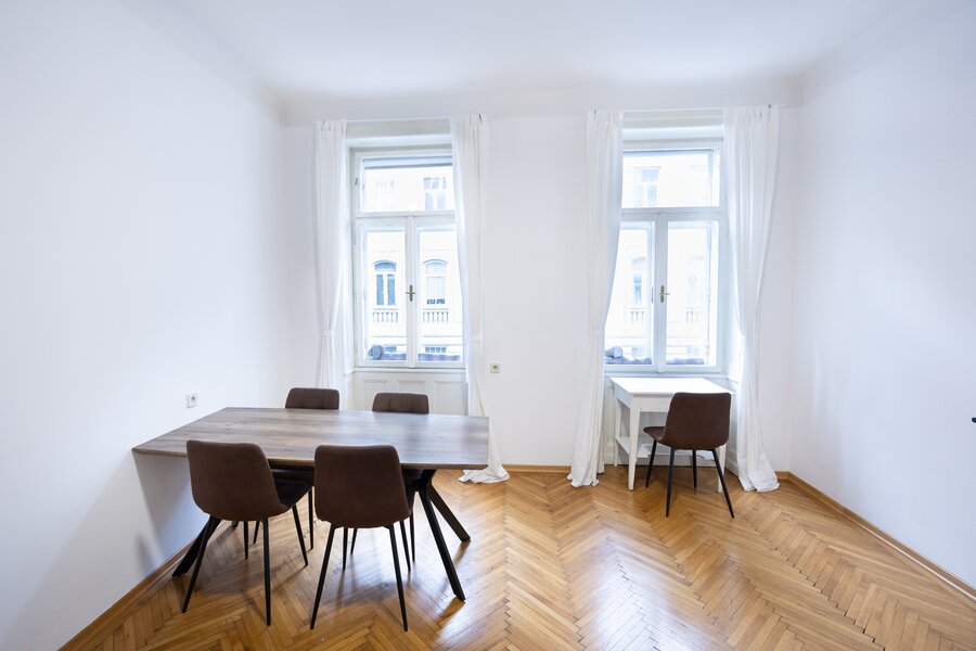 Bright dining room with parquet – 2-room apartment, short-term rental & temporary housing for 1 to 6 months in Vienna