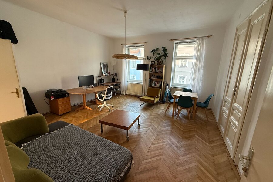 Bright 3-room apartment with herringbone parquet for short-term rental in Vienna – temporary housing for 1 to 6 months.