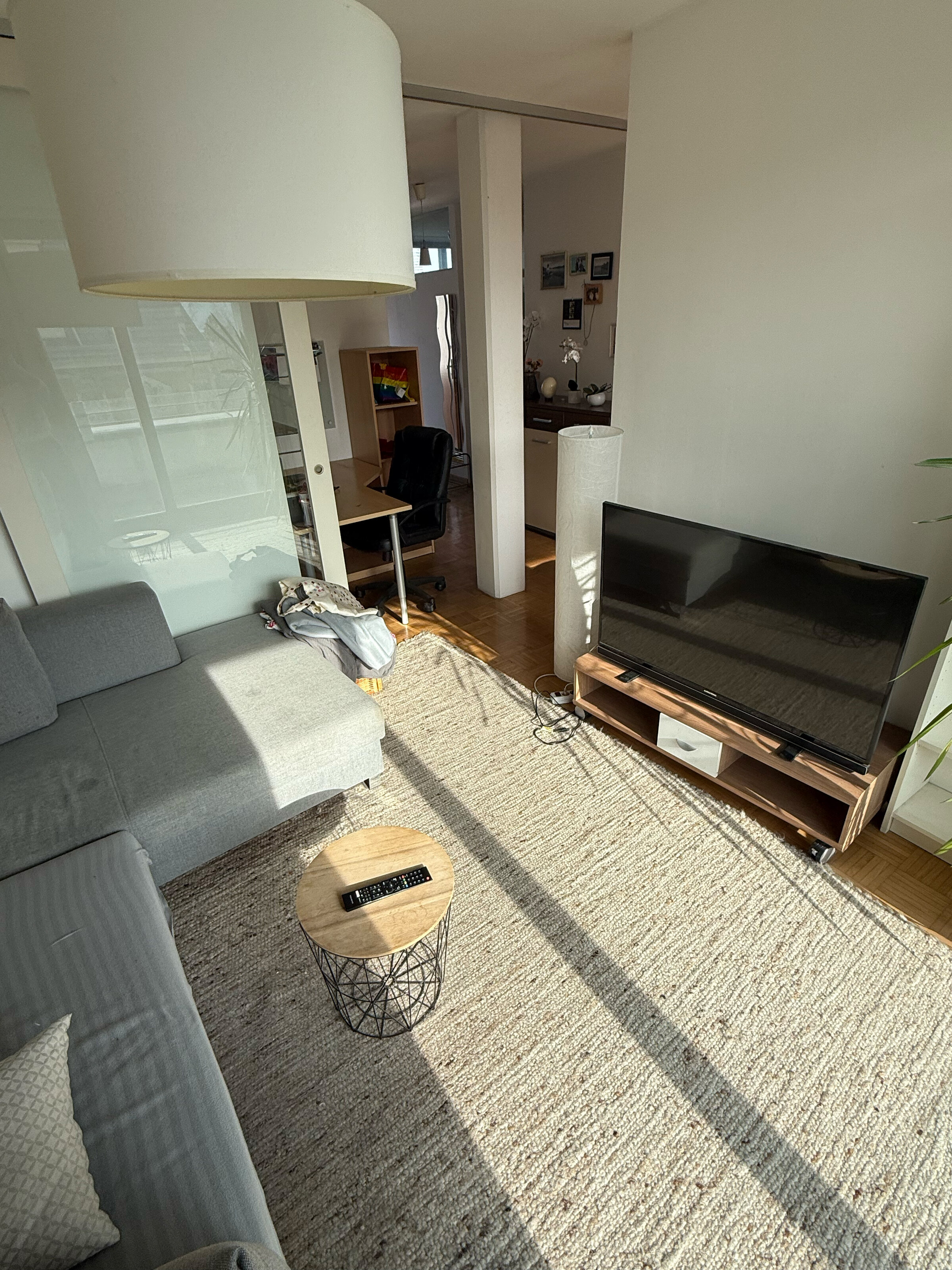Wohnzimmer mit TV und Arbeitsbereich