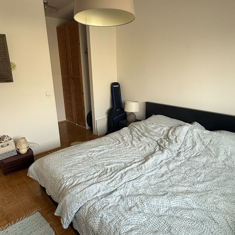 Schlafzimmer mit kleinem begehbaren Kleiderschrank
