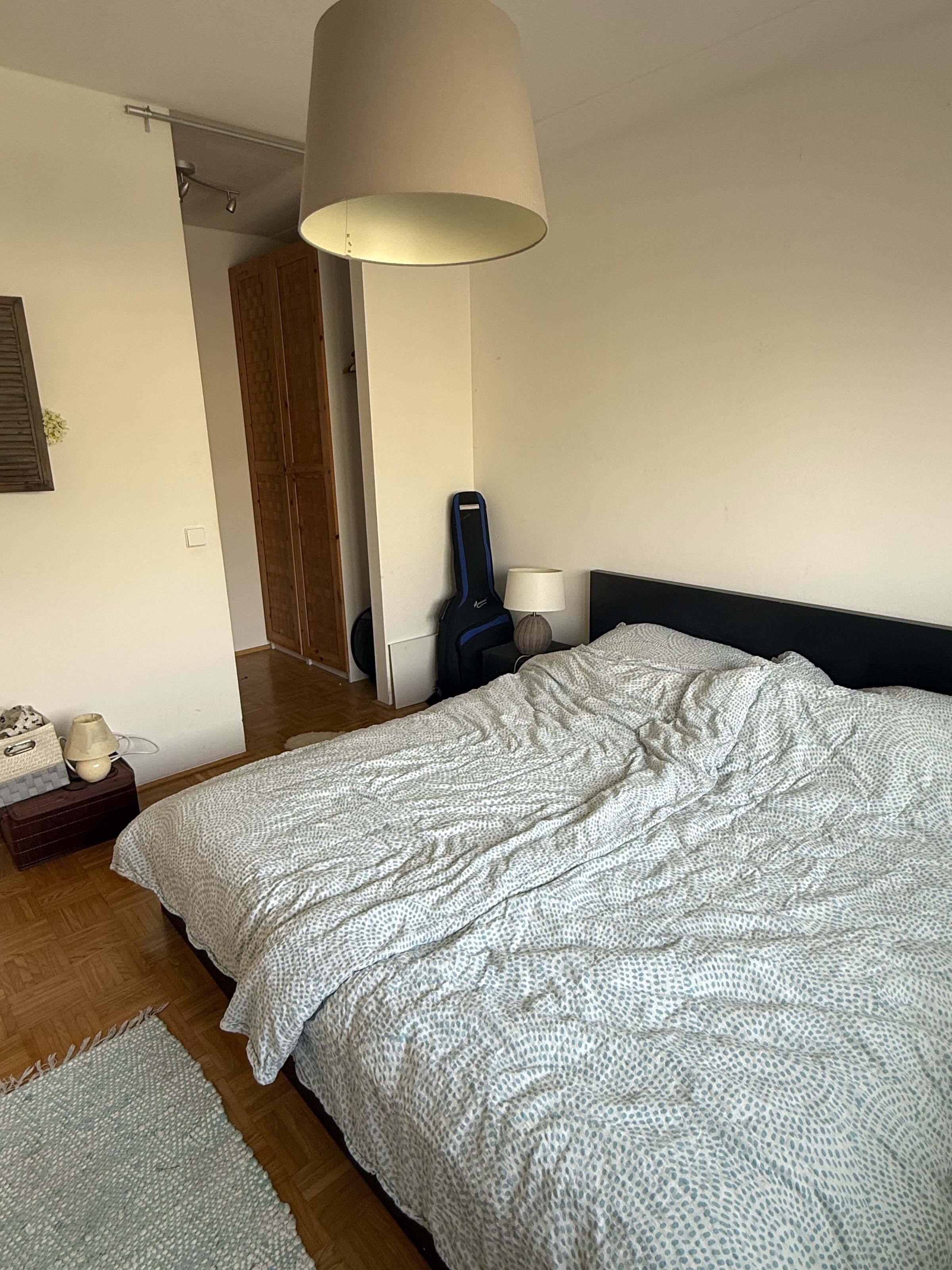Schlafzimmer mit kleinem begehbaren Kleiderschrank