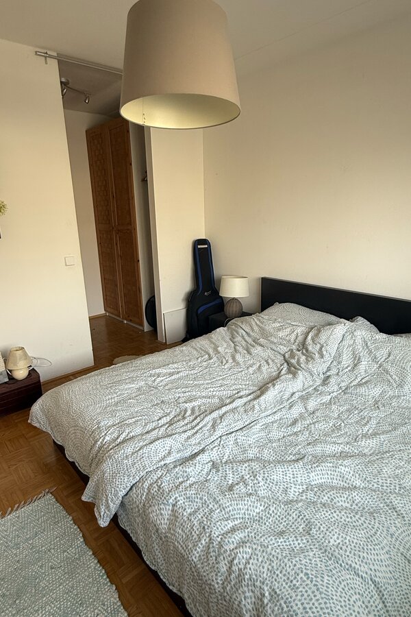 Schlafzimmer mit kleinem begehbaren Kleiderschrank