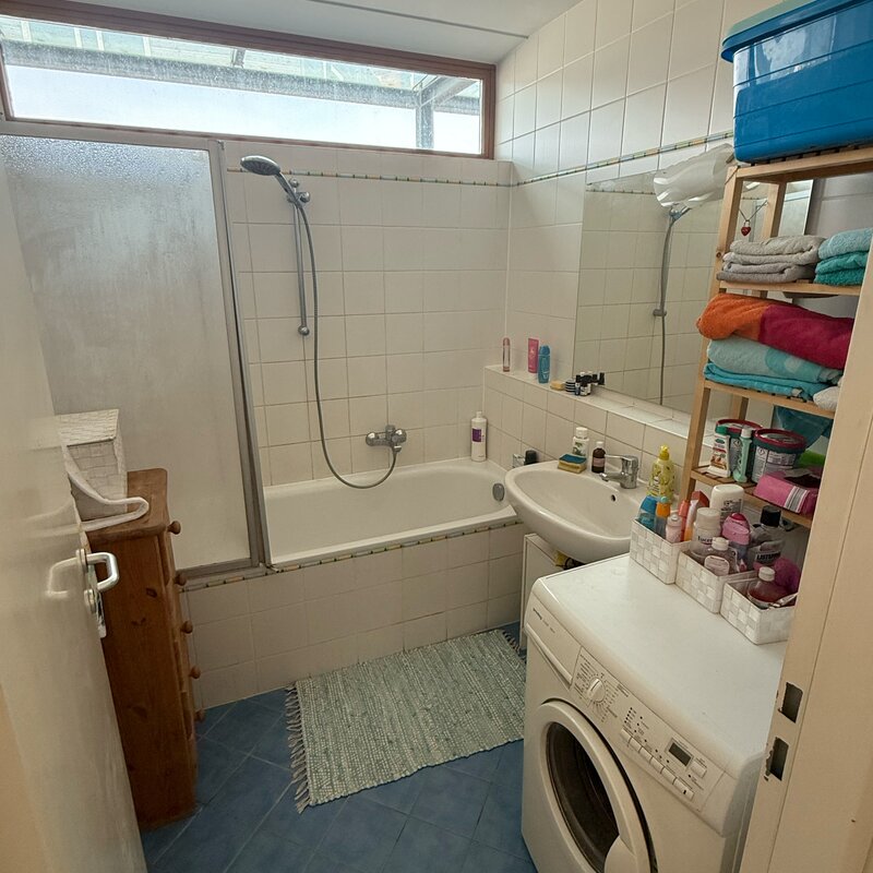 mit Dusche, Badewanne und Waschmaschine