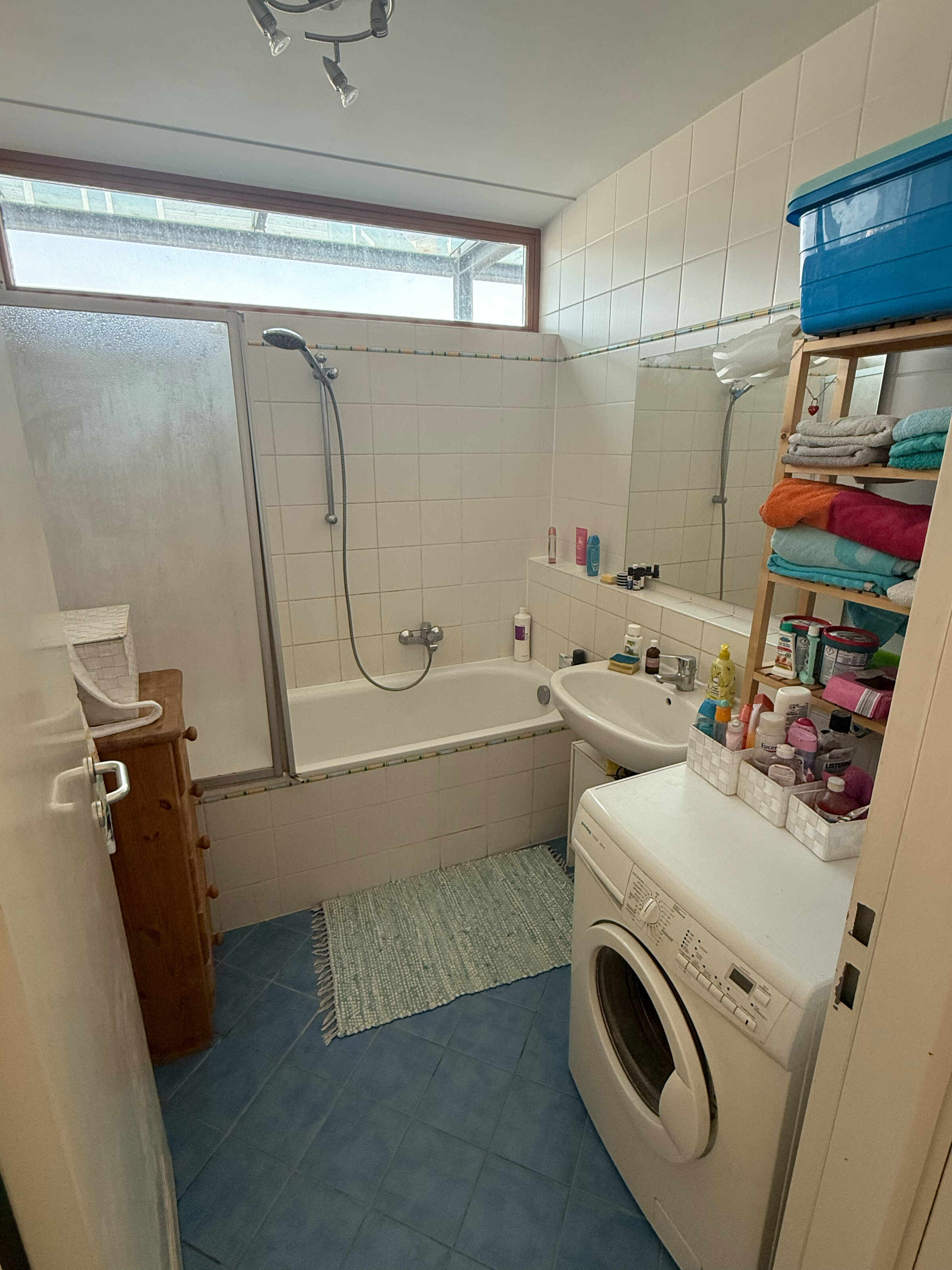 mit Dusche, Badewanne und Waschmaschine