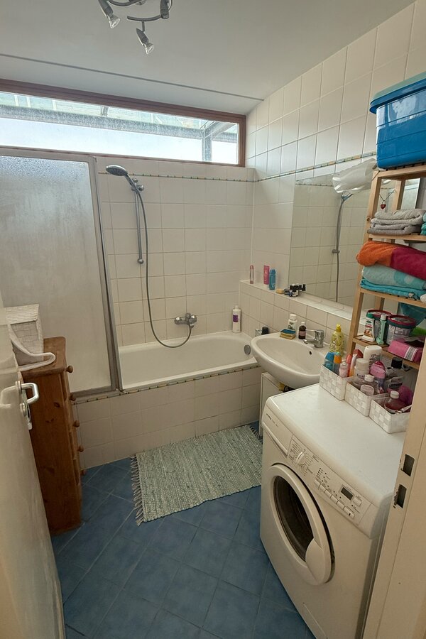 mit Dusche, Badewanne und Waschmaschine