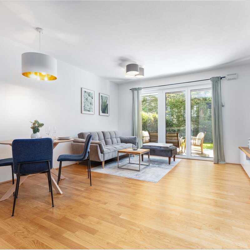 Heller Wohn-Essbereich mit Gartenblick – 2-Zimmer Wohnung zur Kurzzeitmiete & Wohnen auf Zeit für 1 bis 6 Monate in Salzburg