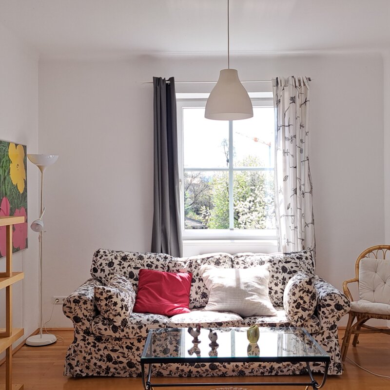 Helles Wohnzimmer mit Grünblick – 2-Zimmer Wohnung zur Kurzzeitmiete & Wohnen auf Zeit für 1 bis 6 Monate in Salzburg