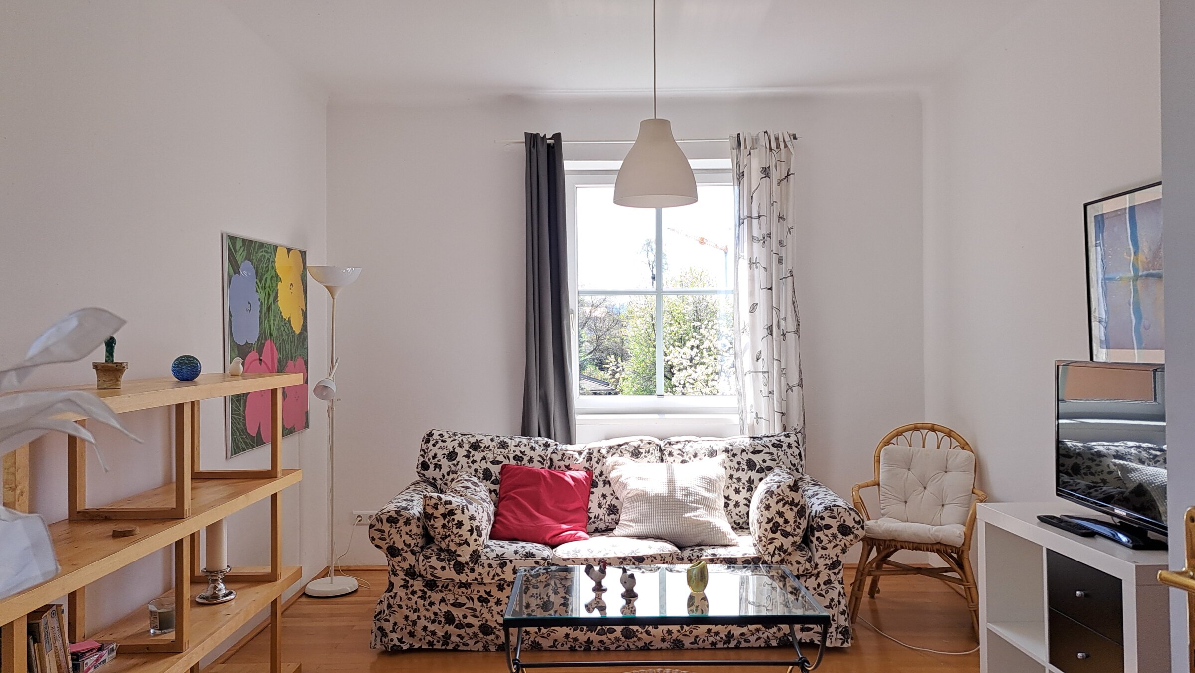Helles Wohnzimmer mit Grünblick – 2-Zimmer Wohnung zur Kurzzeitmiete & Wohnen auf Zeit für 1 bis 6 Monate in Salzburg