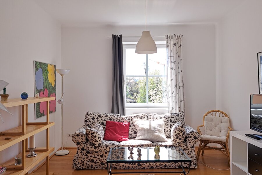 Helles Wohnzimmer mit Grünblick – 2-Zimmer Wohnung zur Kurzzeitmiete & Wohnen auf Zeit für 1 bis 6 Monate in Salzburg