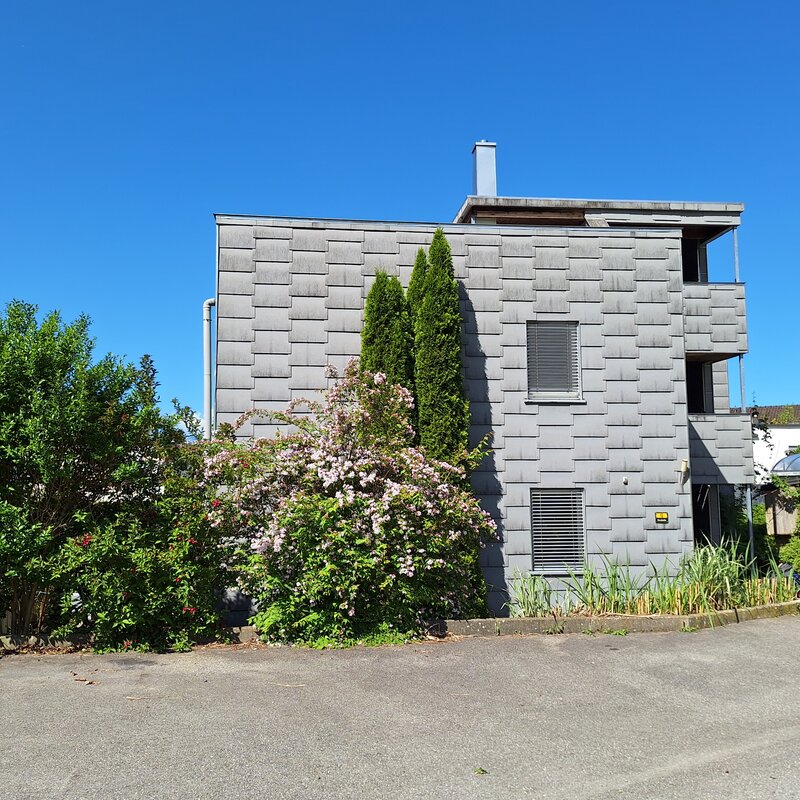 Strassenansicht mit Parkplatz