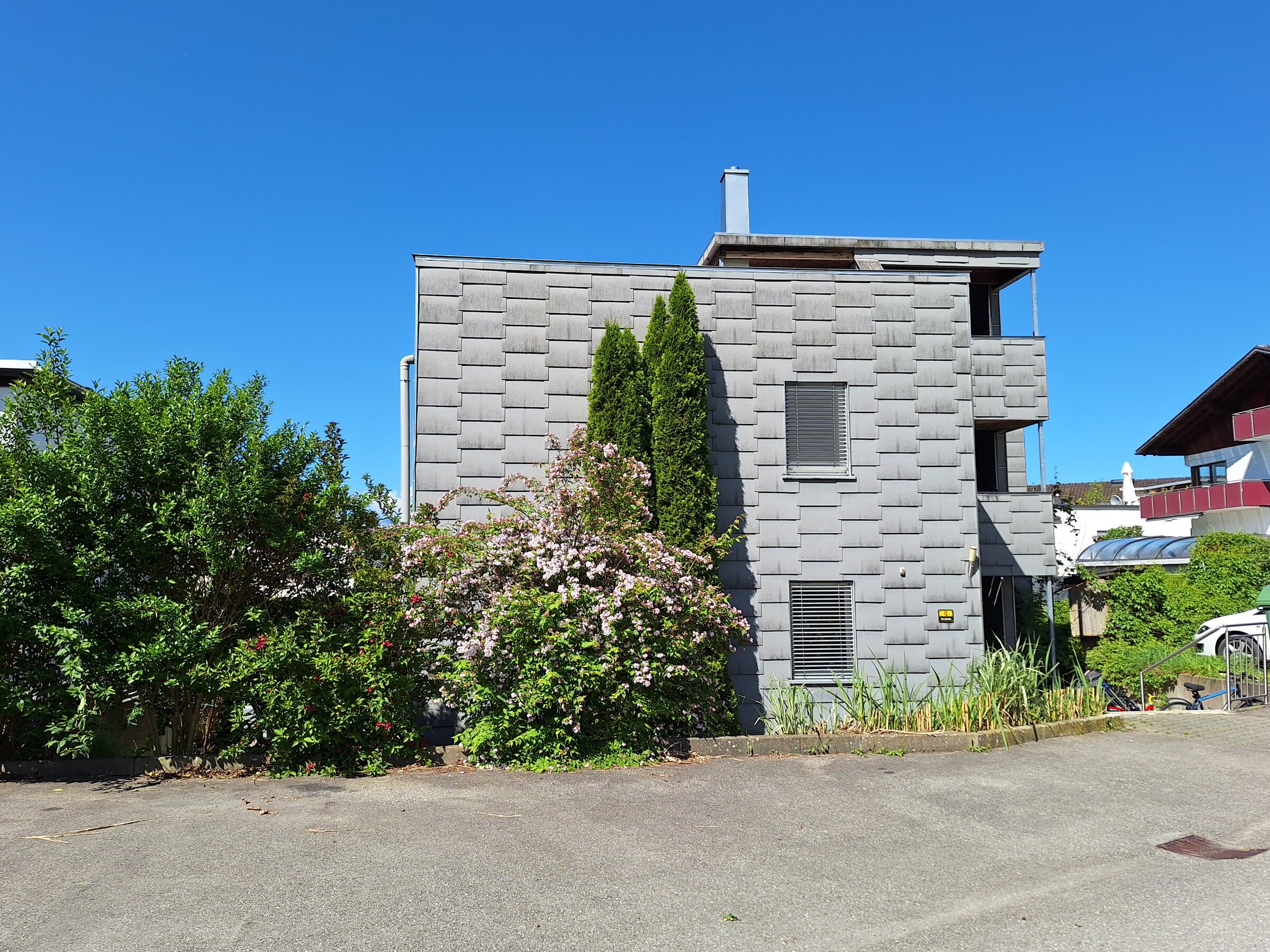 Strassenansicht mit Parkplatz
