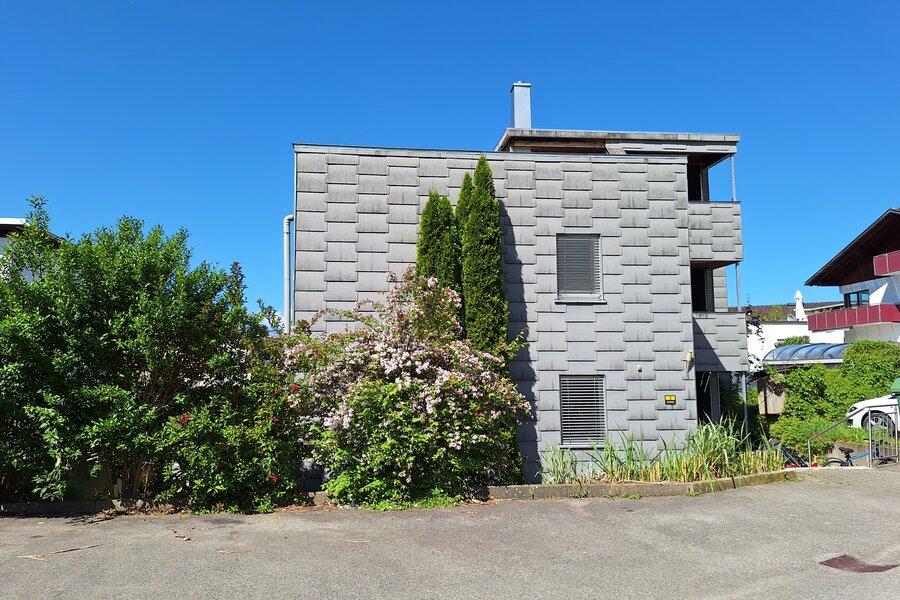 Strassenansicht mit Parkplatz