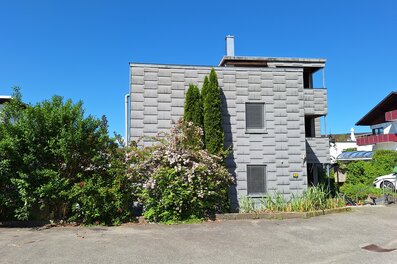 Modernes Gebäude mit Natursteinfassade – 3-Zimmer Wohnung, Kurzzeitmiete & Wohnen auf Zeit für 1 bis 6 Monate in Zwischenwasser