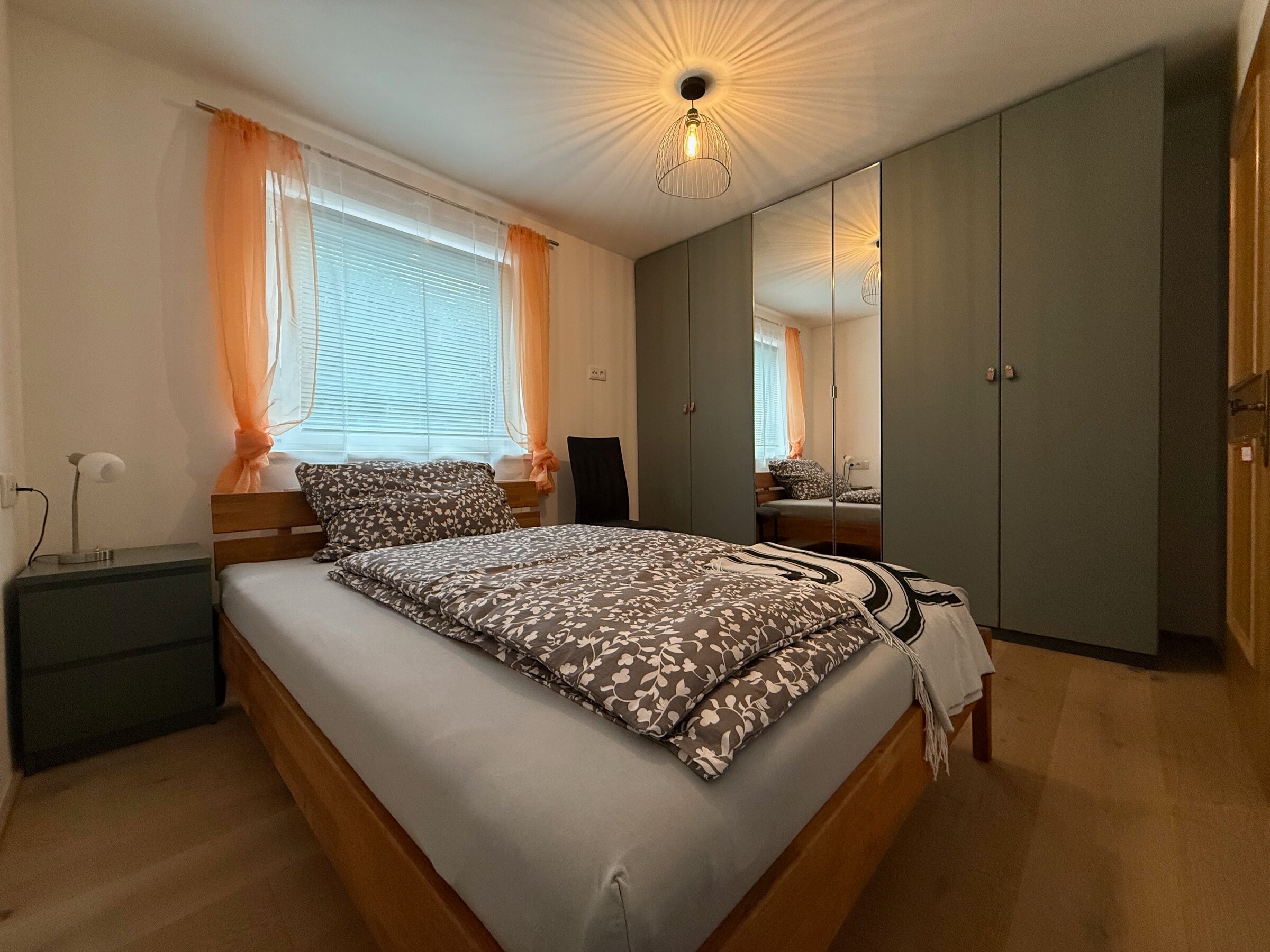 Cosy bedroom with wardrobe | © @pmb