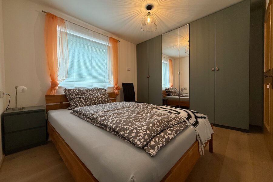 Cosy bedroom with wardrobe | © @pmb